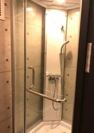 お洒落で綺麗なシャワー完備の画像